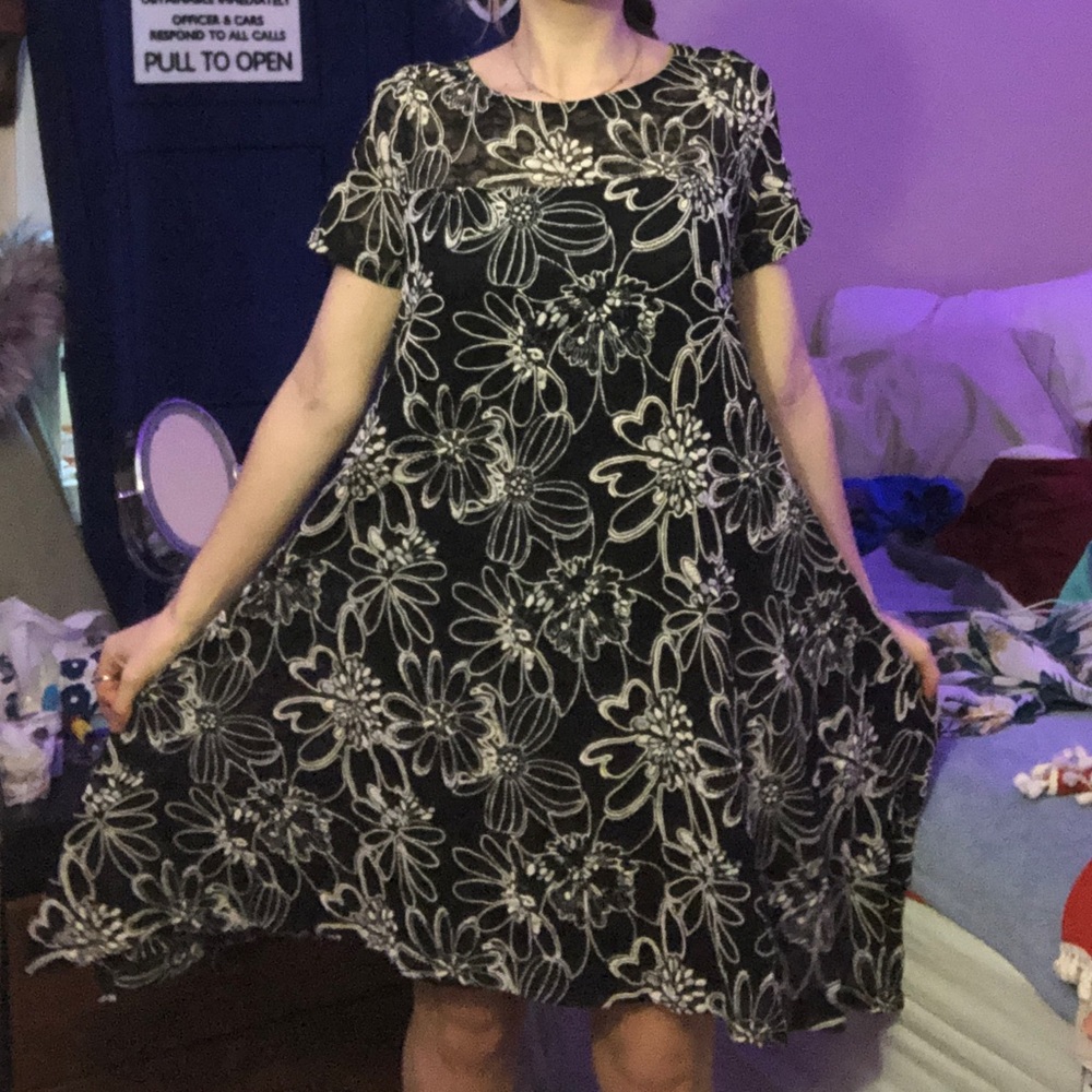 BLACK AND WHITE FLORAL DRESS